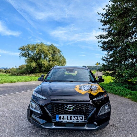 Schwarzes Fahrschulauto Hyundai Kona von Lucky Drive Bonn für die praktische Ausbildung